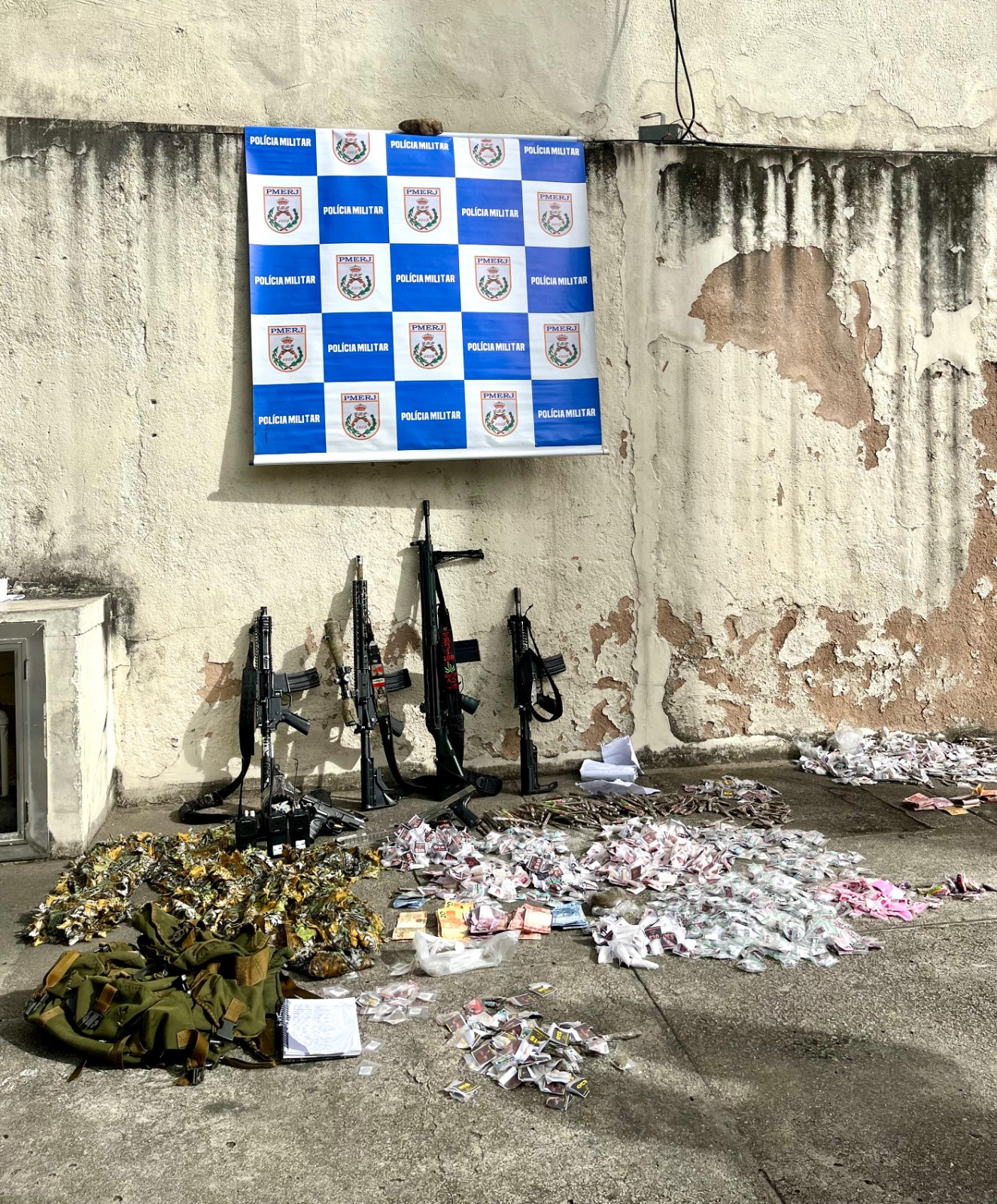 17º BPM apreende fuzis e drogas na Comunidade do Barbante com ajuda do Disque Denúncia